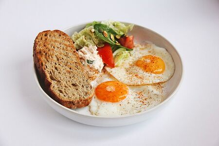 Глазунья с чиабаттой и фирменным кремом