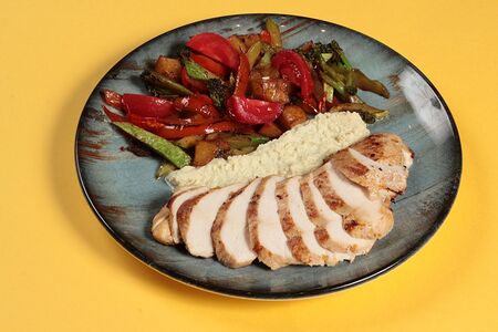 Филе цыпленка с овощами