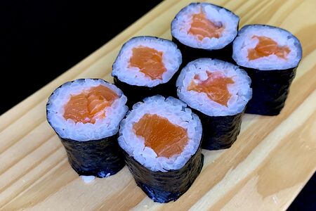 Ролл с лососем классический