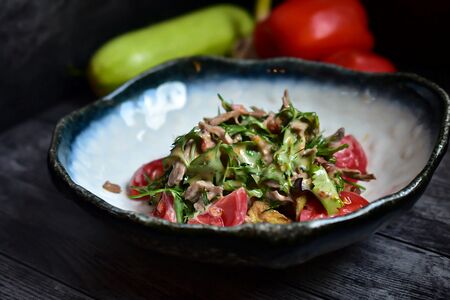 Салат с хрустящим баклажаном и рваной говядиной