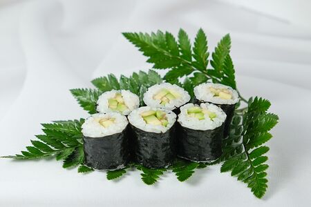 Ролл с авокадо