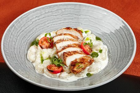 Картофельные ньокки с куриной грудкой гриль