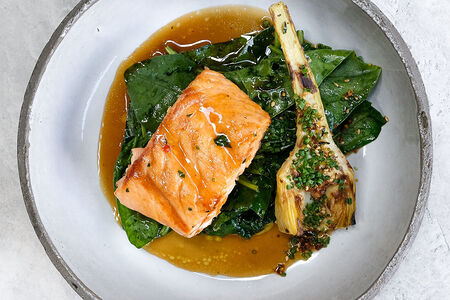 Лосось шисо со шпинатом и ананасовой сальсой