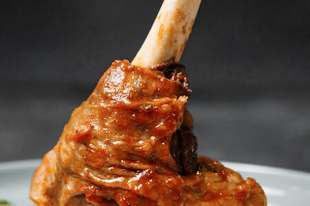 Баранья рулька на муссе из курта и сливок