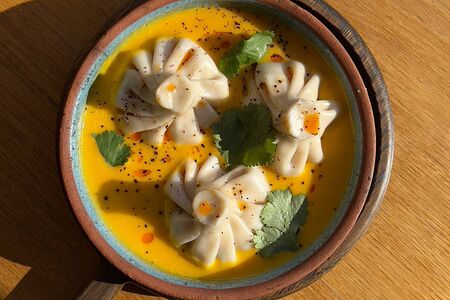 Хинкали с креветками и томатами в тыквенном соусе