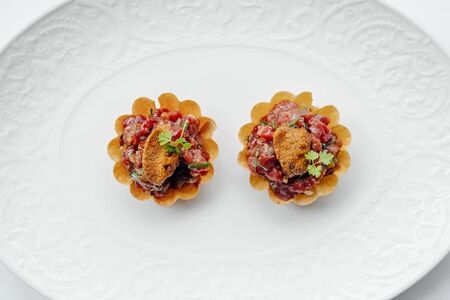 Корзиночка с тартаром из говядины с морским ежом
