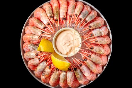 Плато магаданских креветок на льду