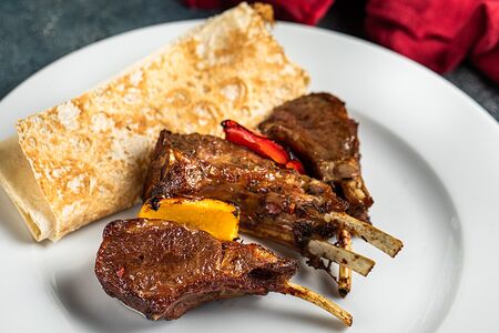 Корейка ягнёнка с пряностями