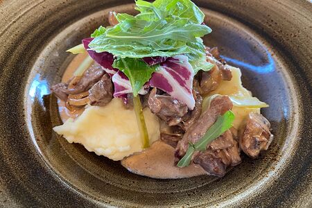 Бефстроганов с ароматным пюре и грибным соусом