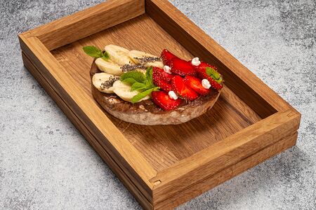 Брускетта клубника, банан и нутелла