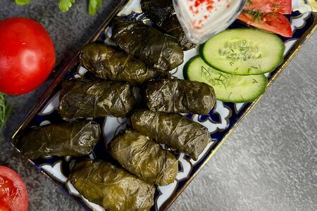 Долма с молодыми листьями винoграда