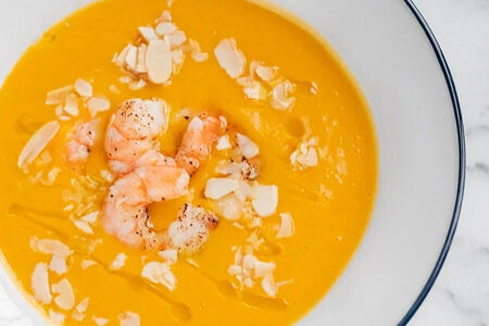 Крем-суп из тыквы, креветки, миндаль