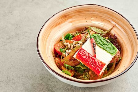 Мзиани с брынзой, свежими овощами, семенами подсолнуха и базиликовой заправкой