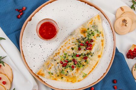 Кутаб с томатами, сыром и зеленью