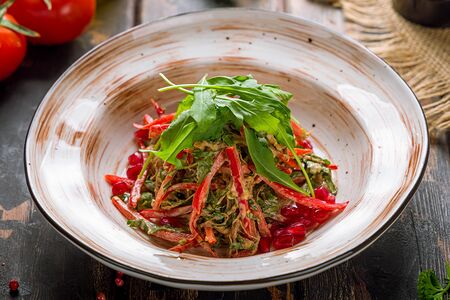 Салат с рваной говядиной и рукколой