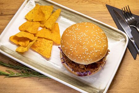 Бургер с рваной свининой и начос