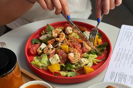 Салат с креветками и манго