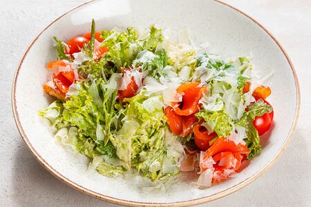 Салат Цезарь с сёмгой