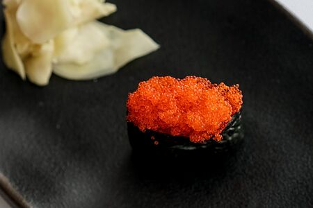 Гункан с тобико