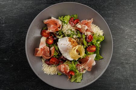 Салат с пармской ветчиной, дыней, томатами черри