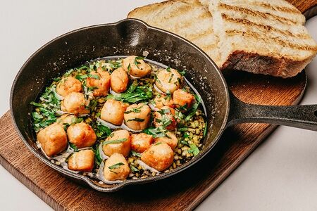 Гребешок с чесноком и петрушкой