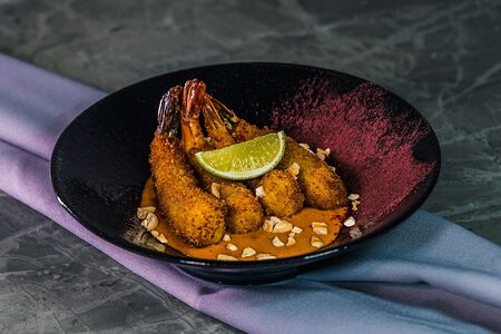 Тигровые креветки в темпуре с соусом том ям