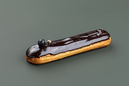 Эклер молочно-шоколадный