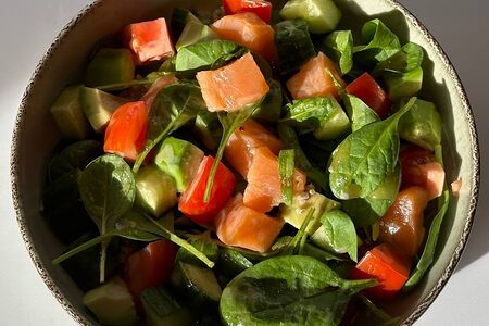 Салат из сёмги с киноа и авокадо