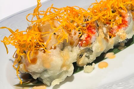 Угорь, лосось, авокадо, тобико