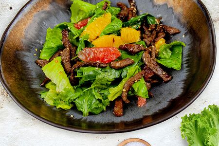 Листья салата с говядиной