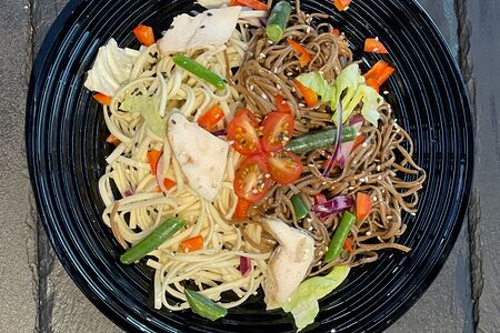 Wok с курицей и лапшой соба