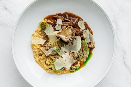 Фермерский козленок с орзотто и сморчками