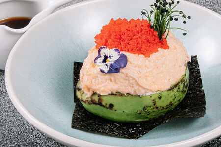 Авокадо с крабом и икрой тобико