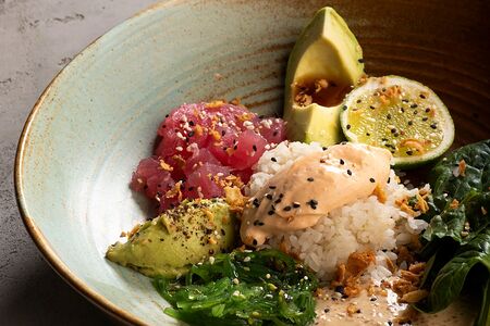 Поке-боул с тунцом и соусом токио