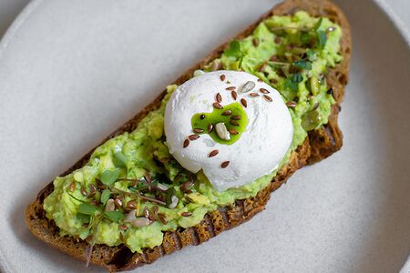 Авокадо тост на тартине с яйцом пашот