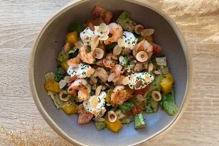 Салат с манго, авокадо, томатами, миксом орехов и сливочным муссом