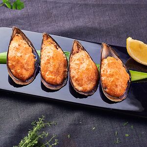 Мидии, запеченные в соусе спайси