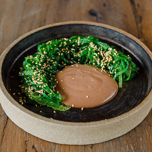 Водоросли чука с соусом Гамадари