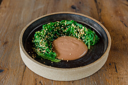 Водоросли чука с соусом Гамадари