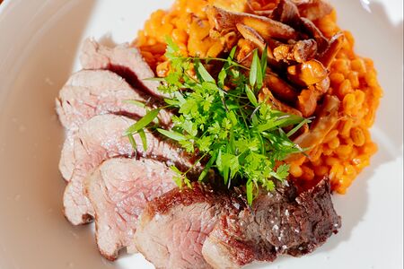 Стейк говяжий с перловкой и лисичками