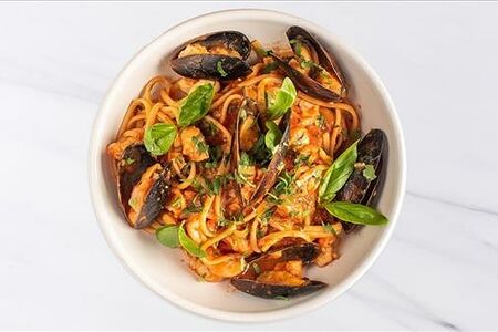 Лингвини с морепродуктами, томатный соус