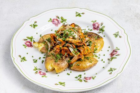 Жареный картофель с лисичками