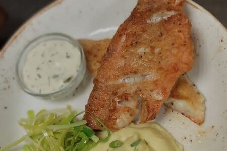 Жареное филе морского окуня с картофельным пюре