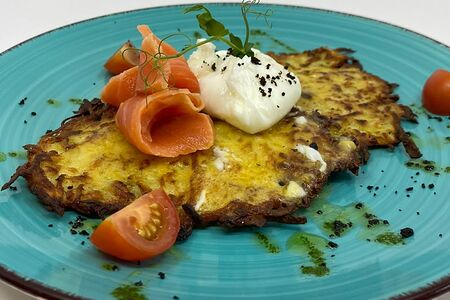 Драники с яйцом пашот и лососем