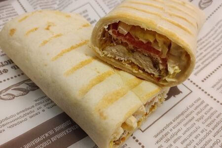 Сэндвич-ролл Цезарь с курицей в тортильи