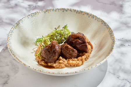 Томленые говяжьи щечки с грибным ризотто