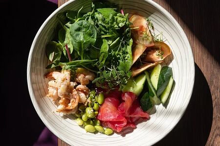 Зеленый боул с креветками и гравлаксом