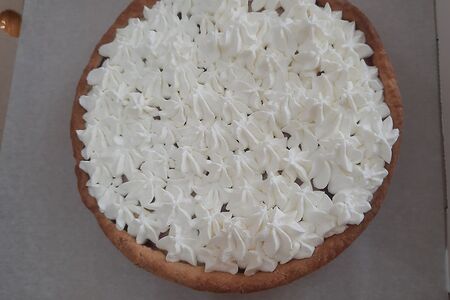 Пирог с клубникой и сливками на песочном тесте