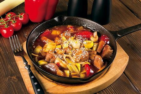 Говяжья вырезка в кисло-сладком соусе с овощами