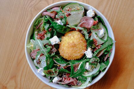 Салат с ростбифом и хрустящим яйцом